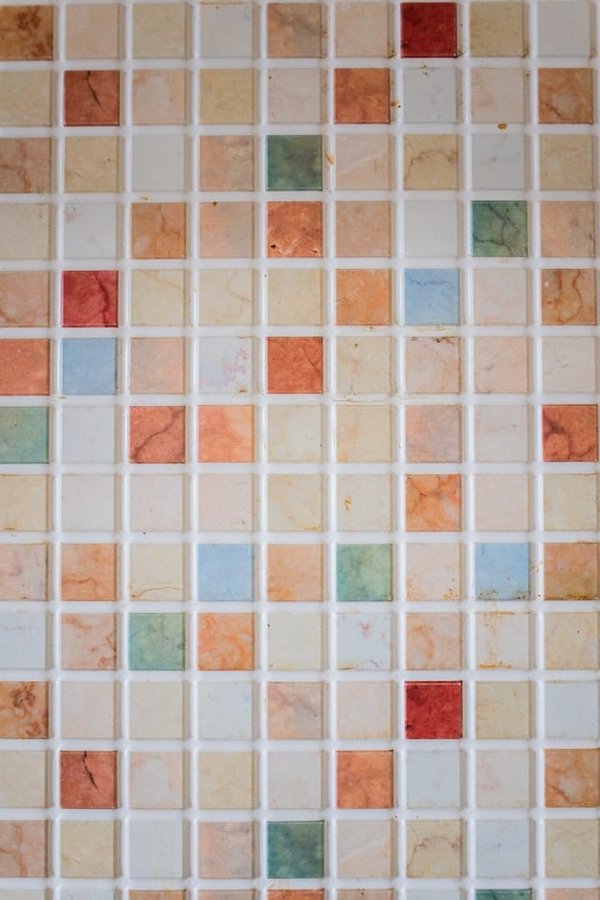 Comment créer une décoration murale en carrelage de récupération ?